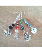 Boucles d'oreilles originales en métal argenté avec des perles naturelles et en cristal autrichien agrémentées de jolis pendants zen